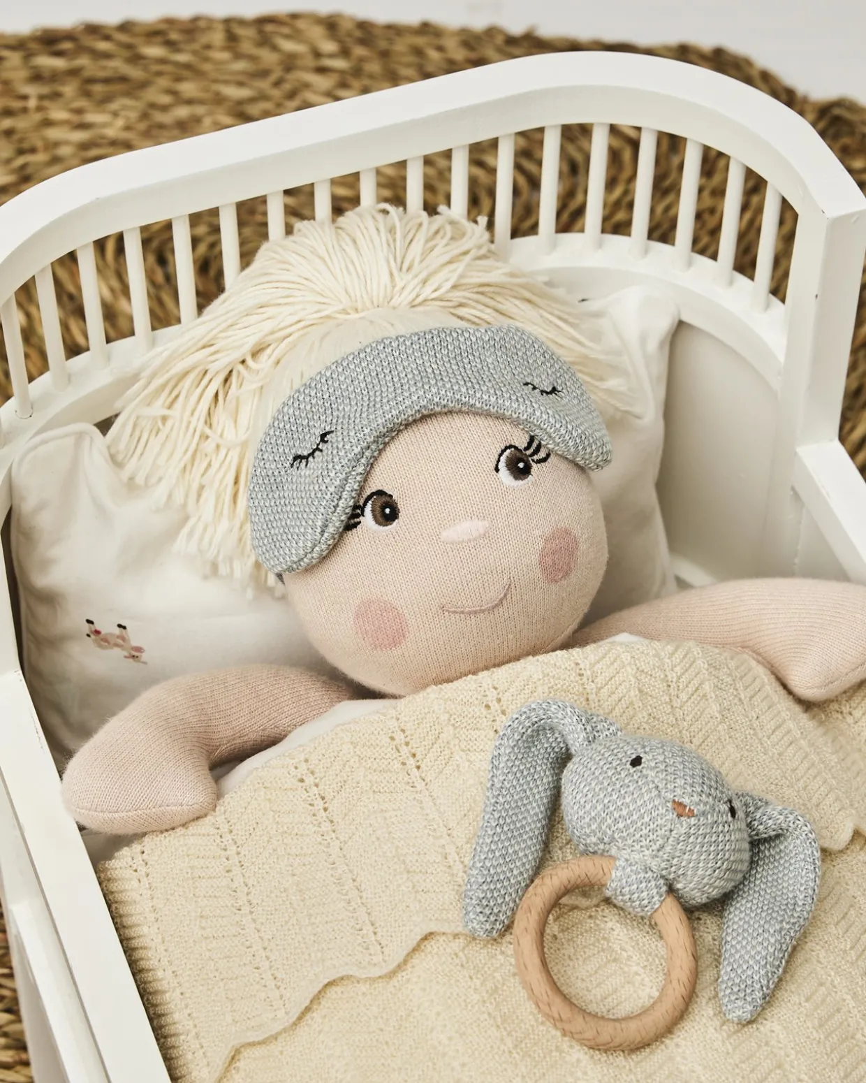 Dukketøj, sparkedragt med sovebriller og kaninrangle