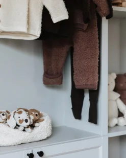 Hundekurv med strikkede hund og hvalpe