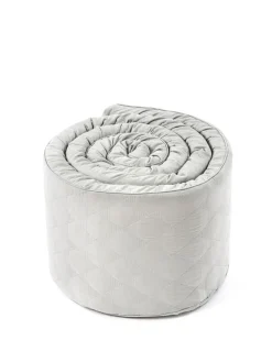 Sengerand, quiltet lys grå