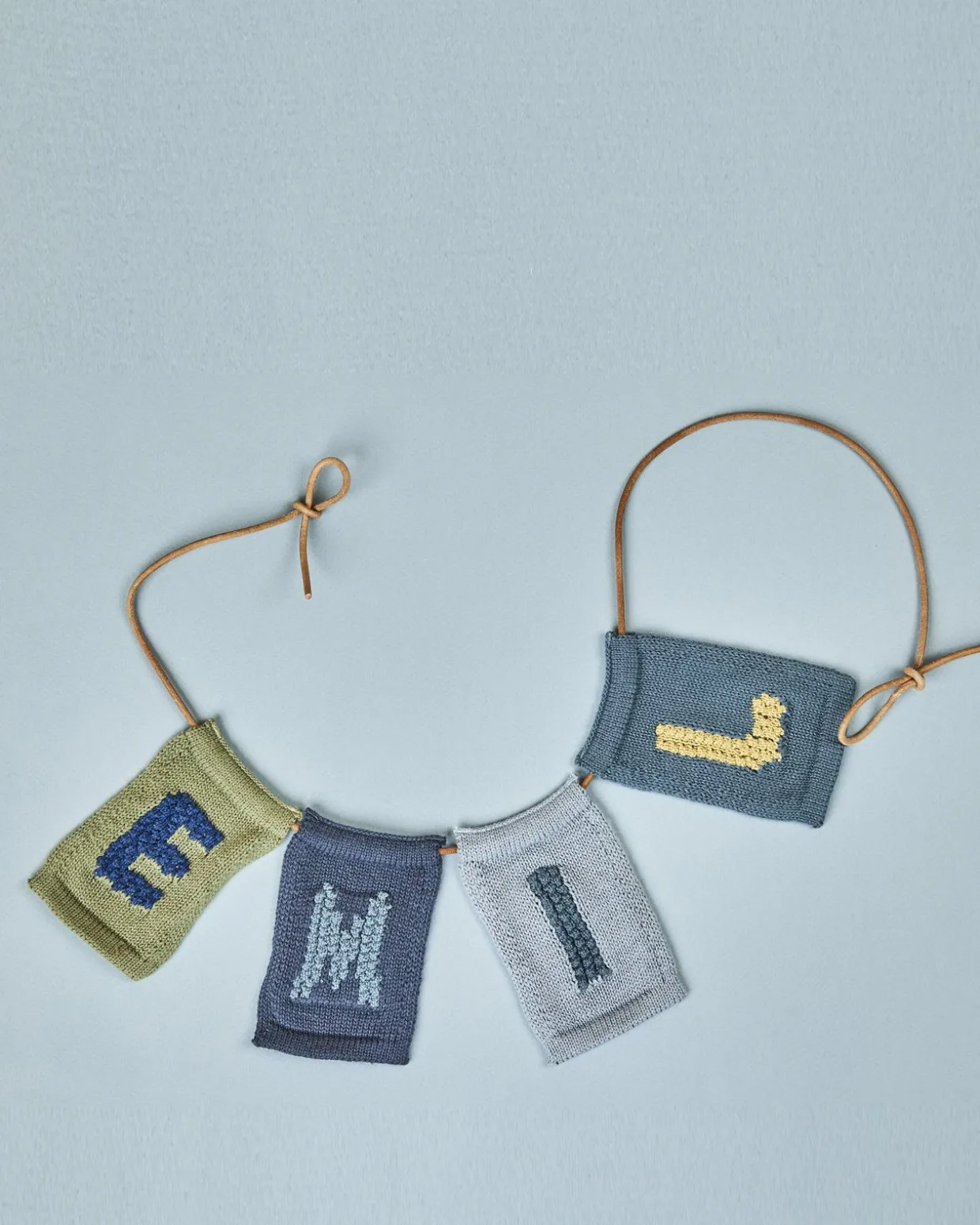 Strikket bogstav E, blå